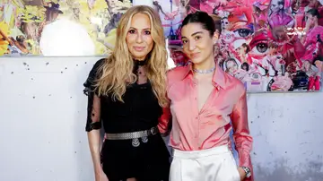 Marta Sánchez posa con su hija, Paula Cabanas, en su primera exposición de collage Pop cut Marta Sánchez posa con su hija, Paula Cabanas, en su primera exposición de collage Pop cut