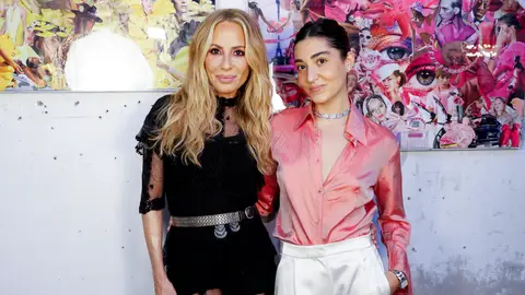 Marta Sánchez posa con su hija, Paula Cabanas, en su primera exposición de collage Pop cut Marta Sánchez posa con su hija, Paula Cabanas, en su primera exposición de collage Pop cut