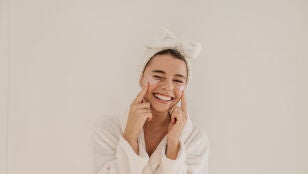 Mujer cuid&aacute;ndose el rostro