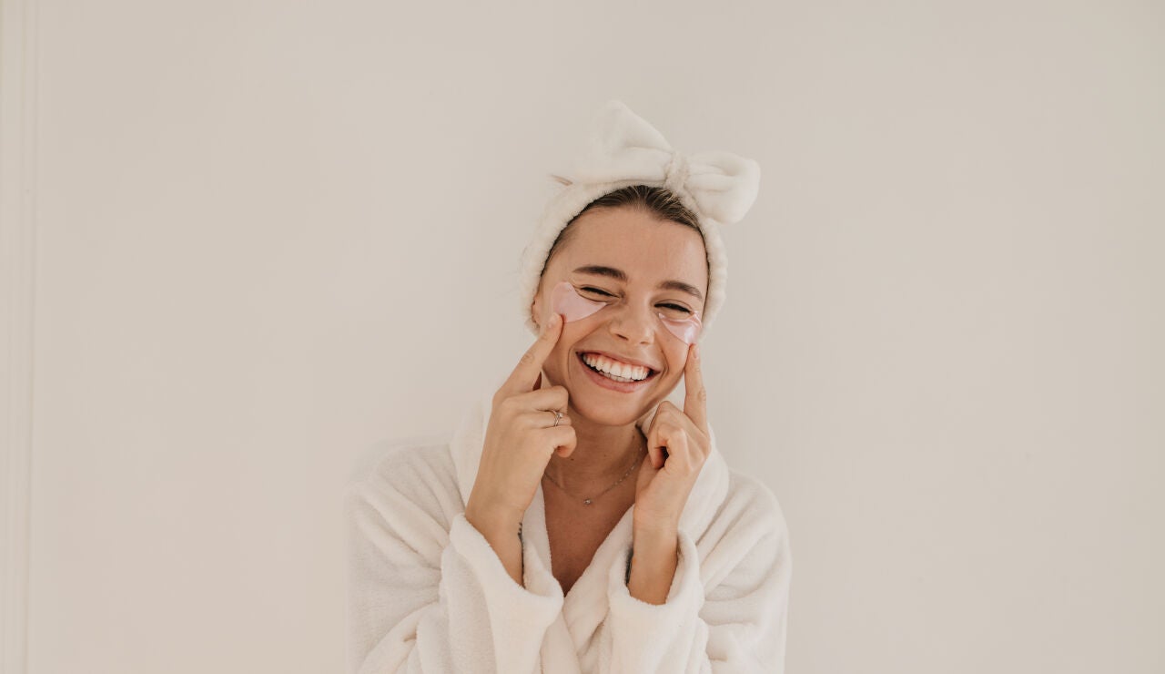 Mujer cuid&aacute;ndose el rostro