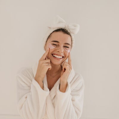 Mujer cuid&aacute;ndose el rostro