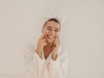 Mujer cuid&aacute;ndose el rostro