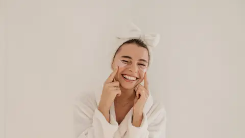 Mujer cuidándose el rostro Mujer cuidándose el rostro