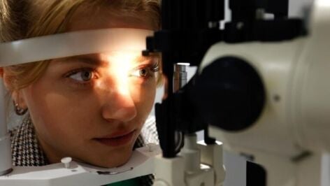 Una mujer se somete a una prueba de visi&oacute;n