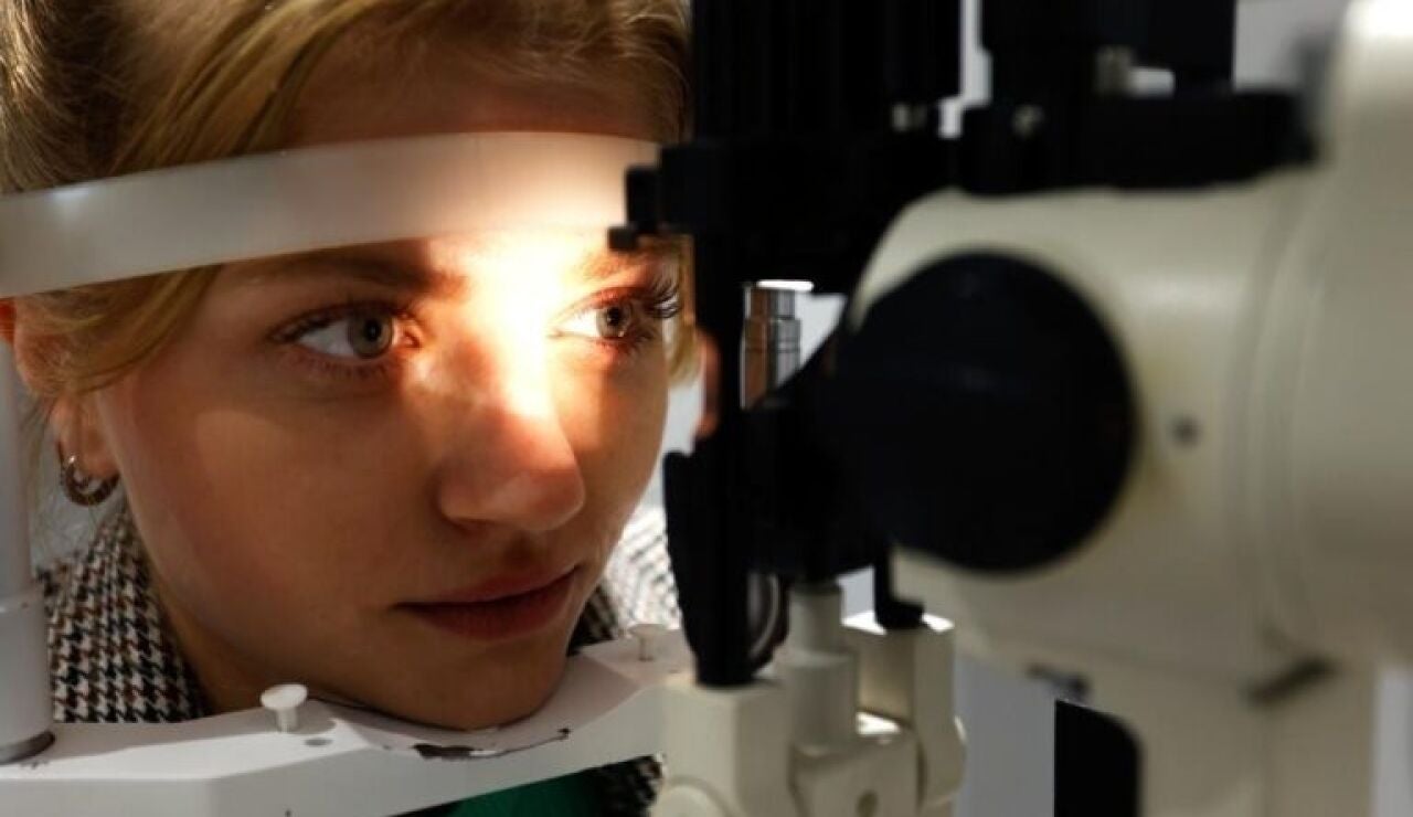 Una mujer se somete a una prueba de visi&oacute;n
