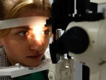 Una mujer se somete a una prueba de visión Una mujer se somete a una prueba de visión