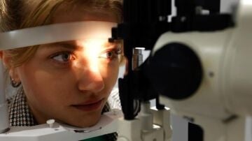 Una mujer se somete a una prueba de visi&oacute;n