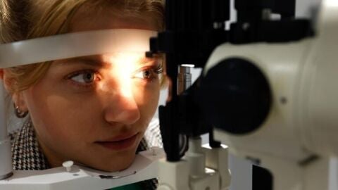 Una mujer se somete a una prueba de visi&oacute;n