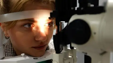 Una mujer se somete a una prueba de visión Una mujer se somete a una prueba de visión