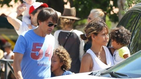 Halle Berry y Olivier Martinez con sus hijos