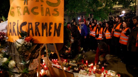Cientos de personas frente al portal de la vivienda de Maricarmen Abascal en la calle Alcalde S&aacute;inz de Baranda