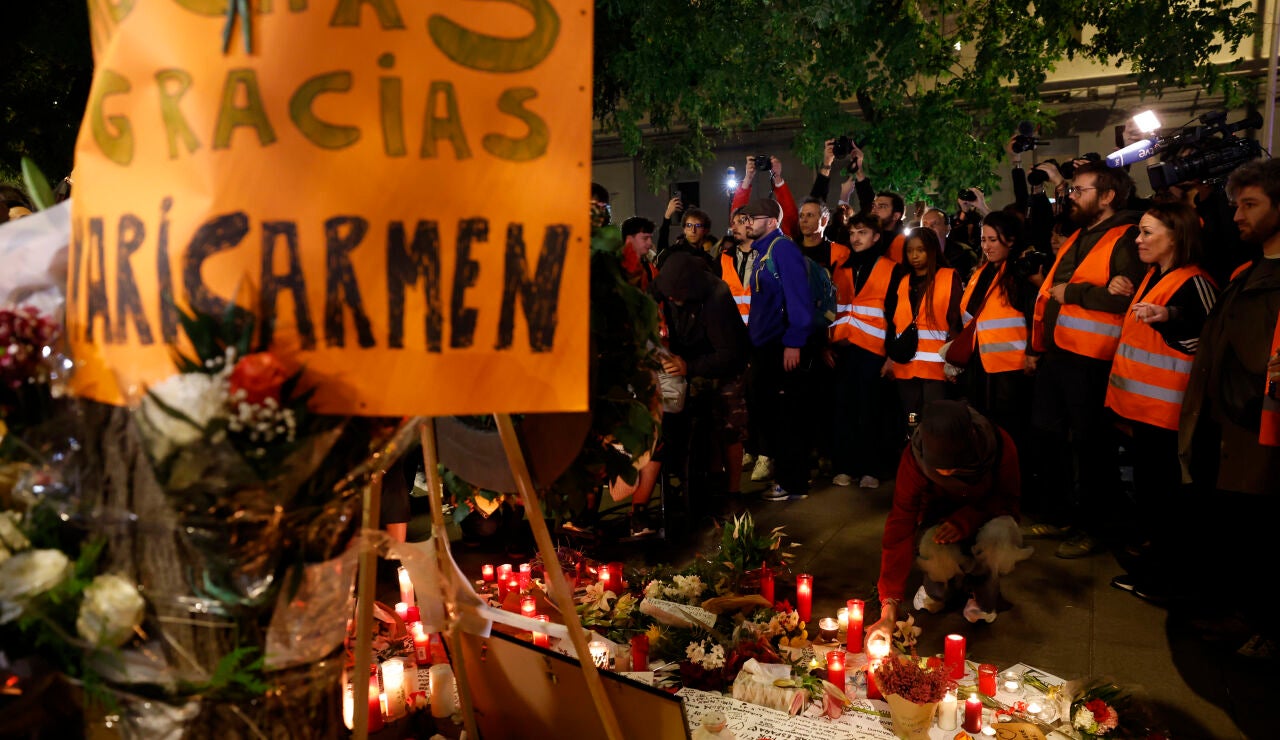 Cientos de personas frente al portal de la vivienda de Maricarmen Abascal en la calle Alcalde S&aacute;inz de Baranda