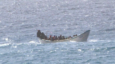 Salvamento Marítimo escolta hasta el sur de Tenerife un cayuco con 120 personas a bordo