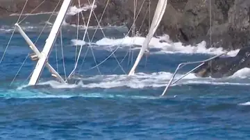 Un misterioso velero lleva 8 días encallado en la costa de Gáldar, Gran Canaria Un misterioso velero lleva 8 días encallado en la costa de Gáldar, Gran Canaria