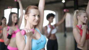 Grupo de mujeres haciendo ejercicio con mancuernas