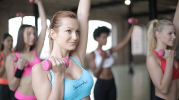 Grupo de mujeres haciendo ejercicio con mancuernas