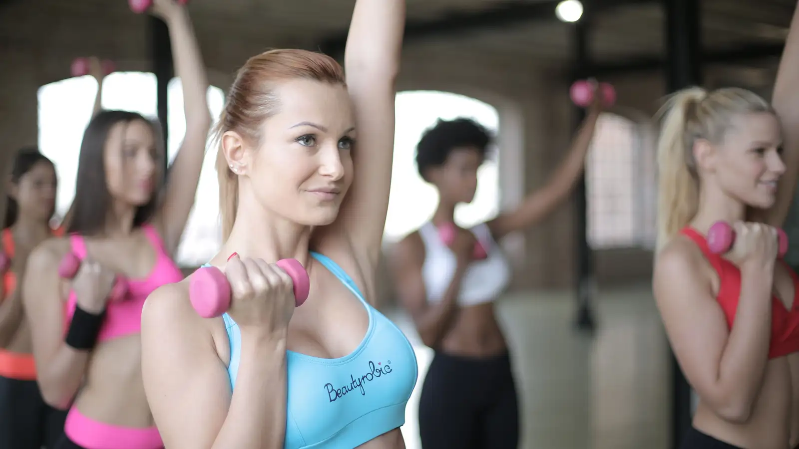 ¿Entrenas con pesas y no notas resultados? Cómo entrenar fuerza sin cometer errores