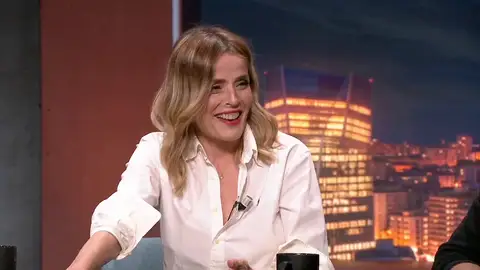 Inma del Moral recuerda la surrealista historia de Loles León con Jeremy Irons: "Se terminó cayendo por una escalera, se rompió la pelvis" Inma del Moral recuerda la surrealista historia de Loles León con Jeremy Irons: "Se terminó cayendo por una escalera, se rompió la pelvis"