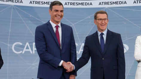Pedro S&aacute;nchez y Alberto N&uacute;&ntilde;ez Feijoo, antes de iniciar un debate electoral de 2023 en Atresmedia