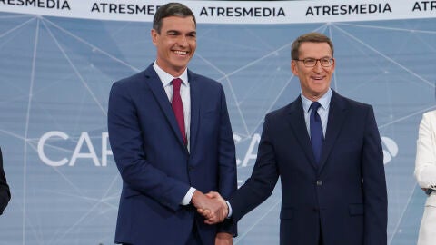 Pedro S&aacute;nchez y Alberto N&uacute;&ntilde;ez Feijoo, antes de iniciar un debate electoral de 2023 en Atresmedia