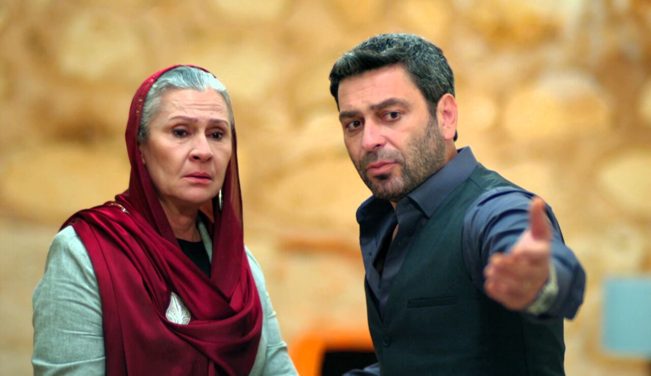 Cihan no permite que Sadakat siga presionando a Alya