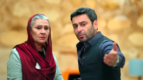 Cihan no permite que Sadakat siga presionando a Alya Cihan no permite que Sadakat siga presionando a Alya