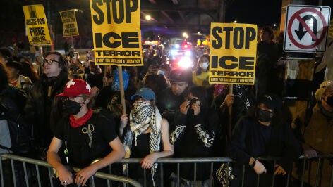 Personas participan en una manifestaci&oacute;n contra el Servicio de Inmigraci&oacute;n y Control de Aduanas (ICE)