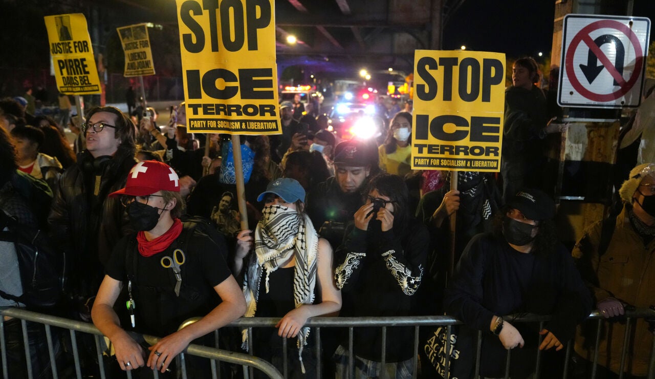 Personas participan en una manifestaci&oacute;n contra el Servicio de Inmigraci&oacute;n y Control de Aduanas (ICE)