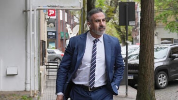 El neurocirujano Leopoldo Luque, camina a su llegada al tribunal de San Isidro este jueves, en Buenos Aires