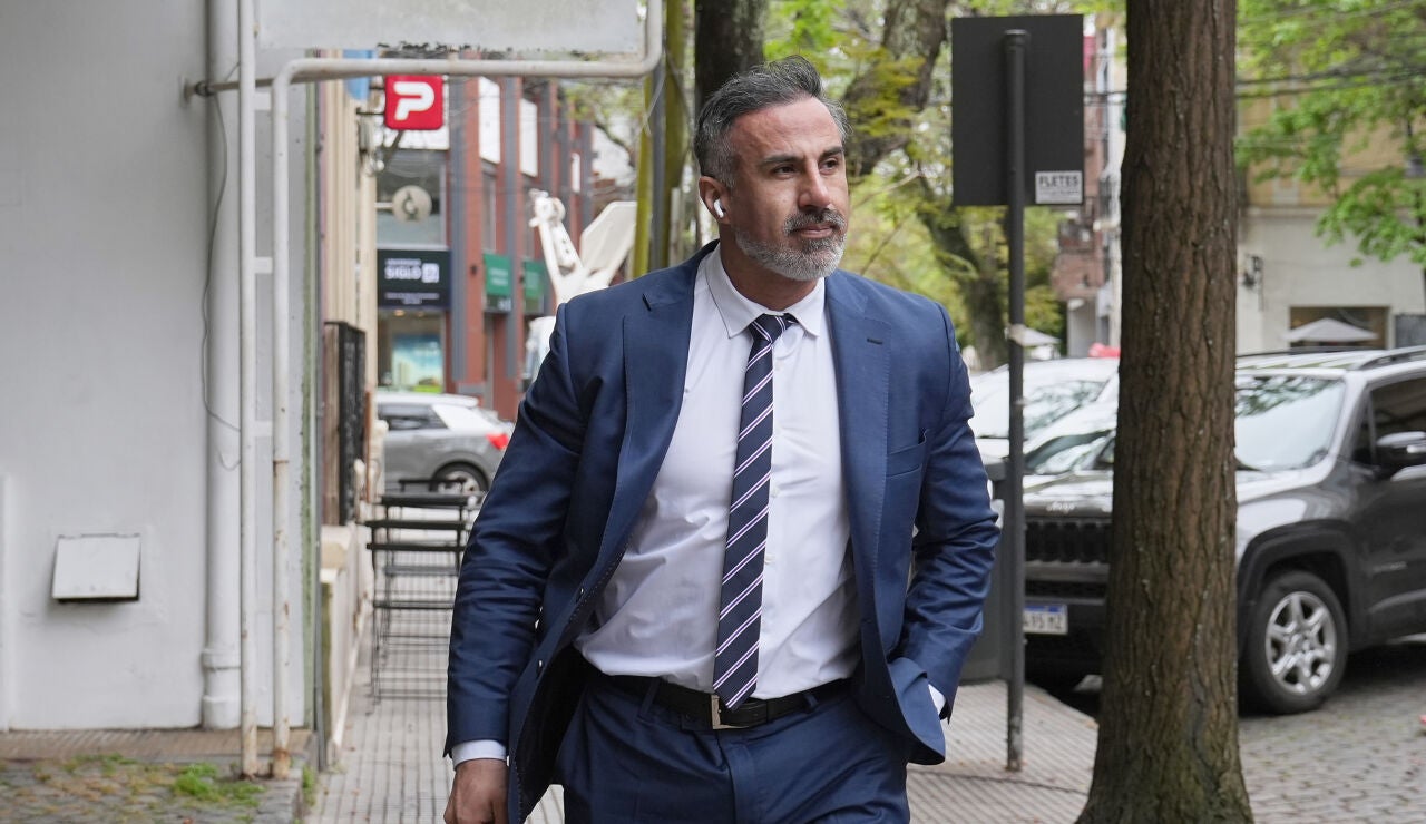 El neurocirujano Leopoldo Luque, camina a su llegada al tribunal de San Isidro este jueves, en Buenos Aires