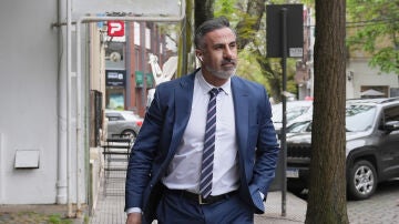 El neurocirujano Leopoldo Luque, camina a su llegada al tribunal de San Isidro este jueves, en Buenos Aires