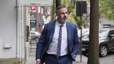 El neurocirujano Leopoldo Luque, camina a su llegada al tribunal de San Isidro este jueves, en Buenos Aires