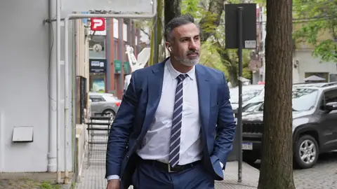 El neurocirujano Leopoldo Luque, camina a su llegada al tribunal de San Isidro este jueves, en Buenos Aires El neurocirujano Leopoldo Luque, camina a su llegada al tribunal de San Isidro este jueves, en Buenos Aires