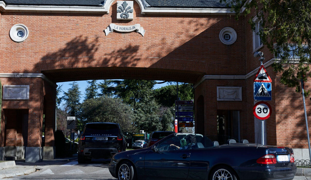 Varios veh&iacute;culos cruzan una de las entradas a La Moraleja tres d&iacute;as antes de su cierre perimetral, Alcobendas