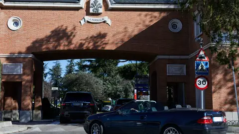 Varios vehículos cruzan una de las entradas a La Moraleja tres días antes de su cierre perimetral, Alcobendas Varios vehículos cruzan una de las entradas a La Moraleja tres días antes de su cierre perimetral, Alcobendas