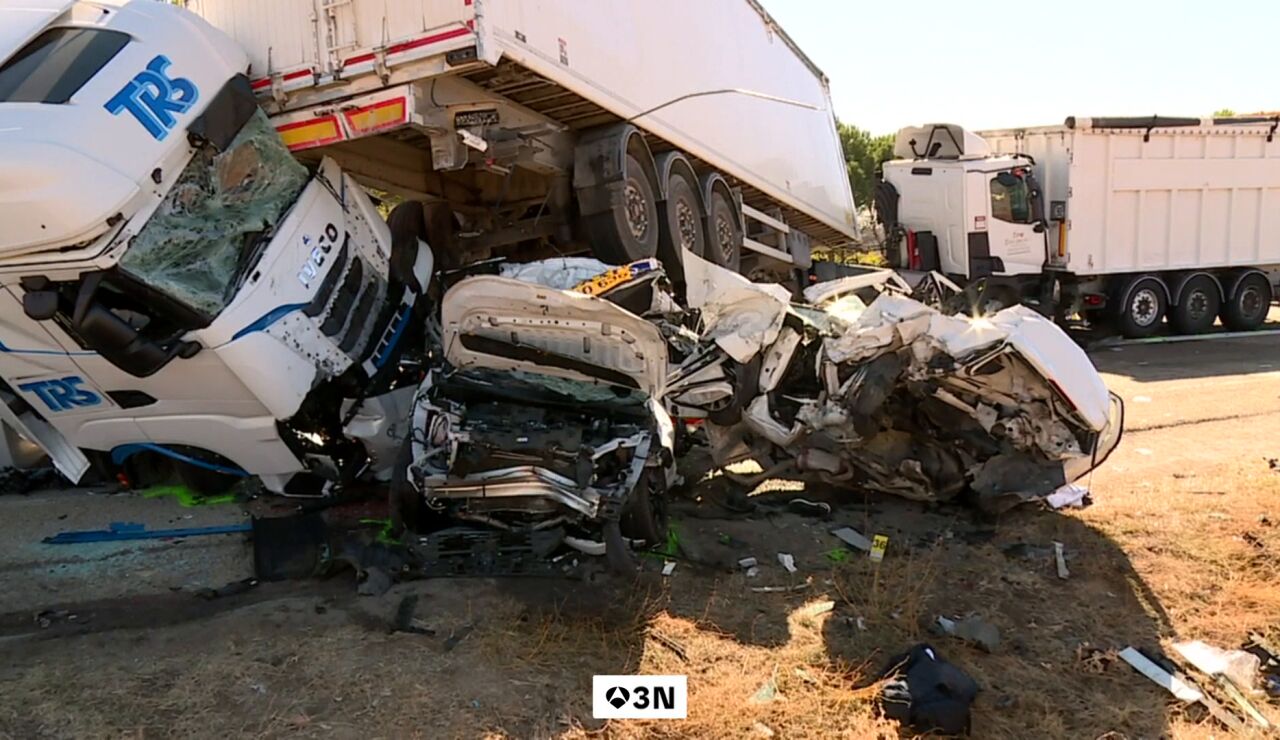 V&Iacute;DEO: Un muerto y ocho heridos en un choque entre tres camiones y dos coches en la A-62