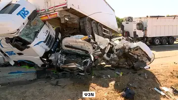 VÍDEO: Un muerto y ocho heridos en un choque entre tres camiones y dos coches en la A-62 VÍDEO: Un muerto y ocho heridos en un choque entre tres camiones y dos coches en la A-62