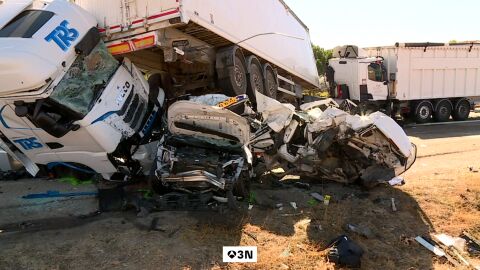 V&Iacute;DEO: Un muerto y ocho heridos en un choque entre tres camiones y dos coches en la A-62