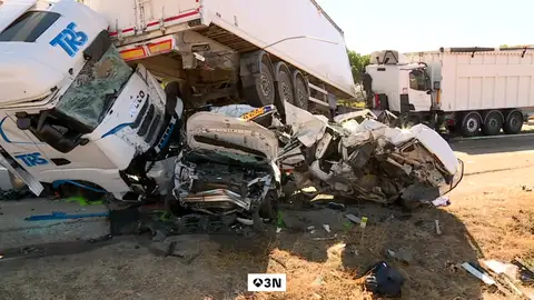 VÍDEO: Un muerto y ocho heridos en un choque entre tres camiones y dos coches en la A-62 VÍDEO: Un muerto y ocho heridos en un choque entre tres camiones y dos coches en la A-62