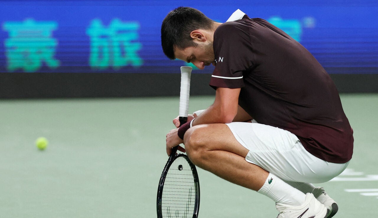 Novak Djokovic se lamenta tras un punto ante Hubert Hurkacz en Shangh&aacute;i
