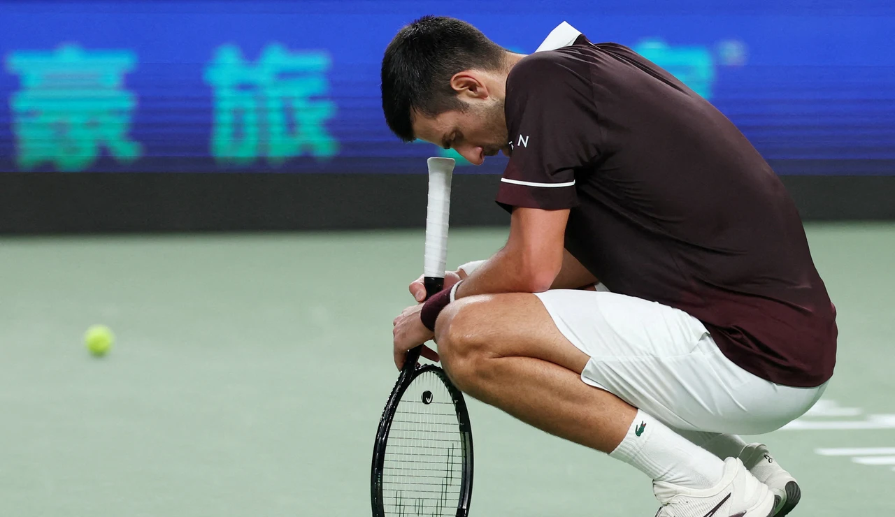 Novak Djokovic se lamenta tras un punto ante Hubert Hurkacz en Shanghái