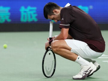 Novak Djokovic se lamenta tras un punto ante Hubert Hurkacz en Shangh&aacute;i