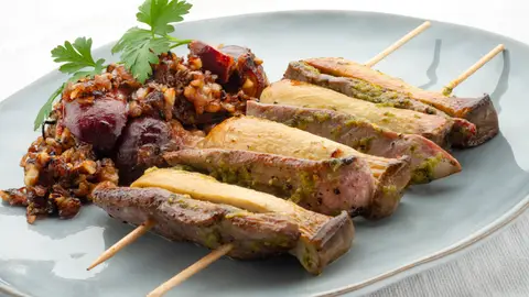 Brochetas de pato y setas con higos y avellanas Brochetas de pato y setas con higos y avellanas