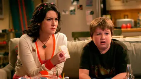 Melanie Lynskey y Angus T. Jones en Dos hombres y medio Melanie Lynskey y Angus T. Jones en Dos hombres y medio