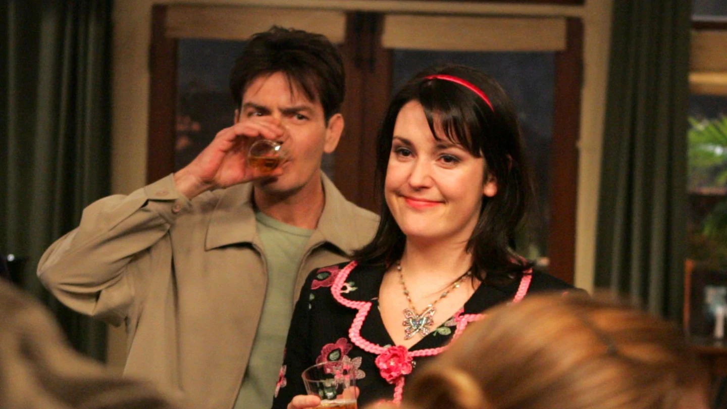 Charlie Sheen y Melanie Lynskey tras un rodaje de Dos hombres y medio Charlie Sheen y Melanie Lynskey tras un rodaje de Dos hombres y medio