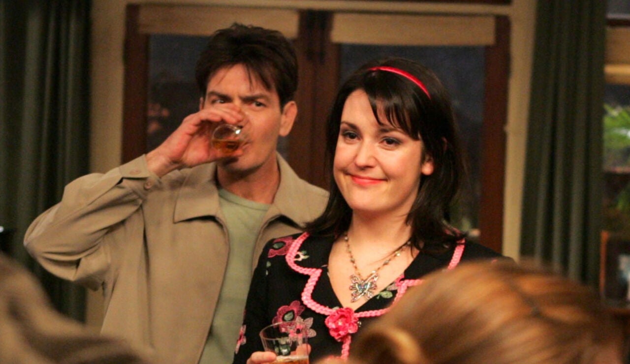 Charlie Sheen y Melanie Lynskey tras un rodaje de Dos hombres y medio