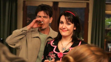 Charlie Sheen y Melanie Lynskey tras un rodaje de Dos hombres y medio