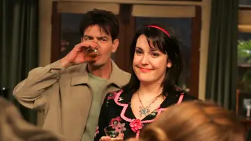 Charlie Sheen y Melanie Lynskey tras un rodaje de Dos hombres y medio Charlie Sheen y Melanie Lynskey tras un rodaje de Dos hombres y medio