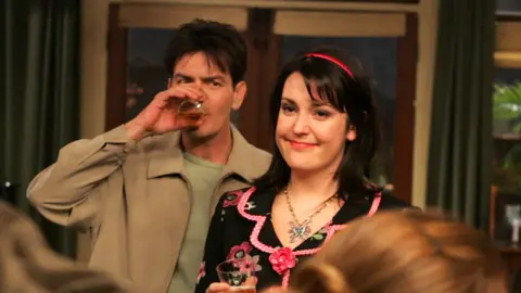 Charlie Sheen y Melanie Lynskey tras un rodaje de Dos hombres y medio Charlie Sheen y Melanie Lynskey tras un rodaje de Dos hombres y medio