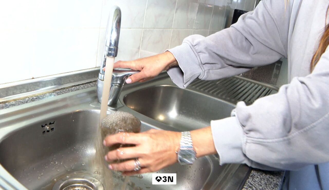 "As&iacute; me lavo, como los gatos": la vida sin agua potable en Casavieja
